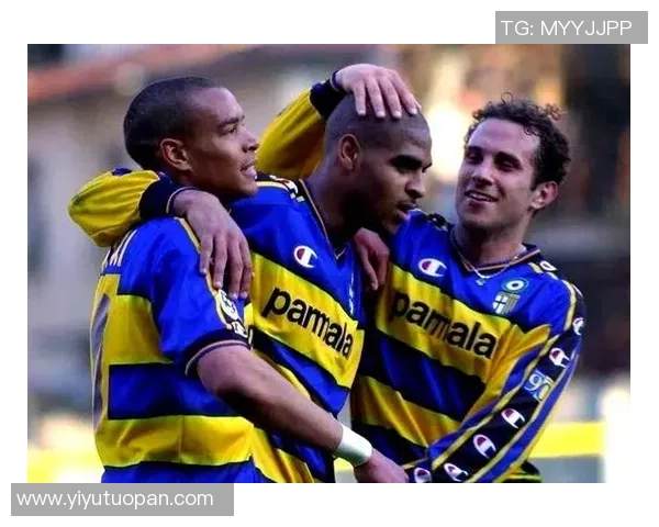 足球传奇同框：见证时代变迁的老一代球星合影瞬间