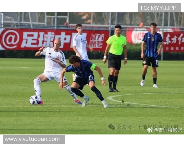 足球巨星比的成长历程与辉煌成就全景展现