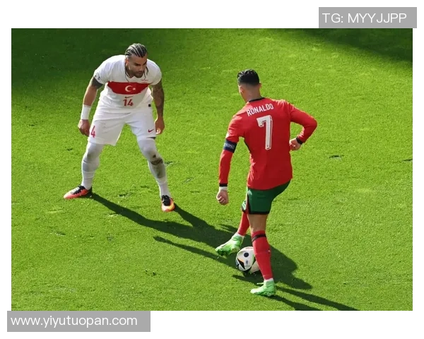 足球球星独特穿袜习惯揭秘展现赛场个性与心理秘密