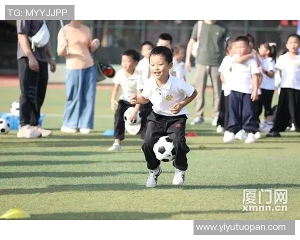 假装球星踢足球的趣味挑战与精彩瞬间