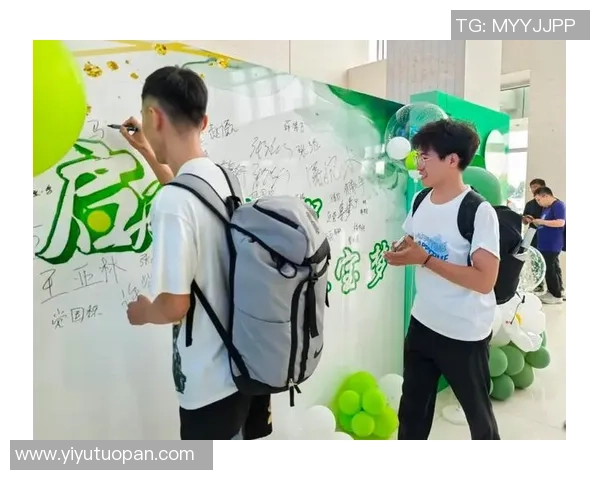 足球巨星亲手赠送签名足球鞋传递温暖力量点燃青少年逐梦激情